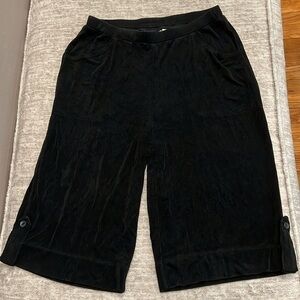 Chico's Travelers Black Slinky Knee-Length Bermuda Shorts Size Small #C15